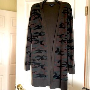 NWOT Macys Sanctuary Stretch Jersey Knit Camo Print Open Front Cardigan Size XS.